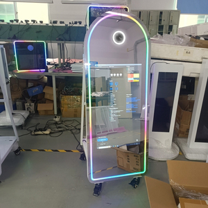 Couleur <span class=keywords><strong>noir</strong></span> <span class=keywords><strong>et</strong></span> <span class=keywords><strong>blanc</strong></span> en option 32 pouces écran tactile intelligent miroir photomaton vente chaude <span class=keywords><strong>mariage</strong></span> fête miroir stand - Product Image 2