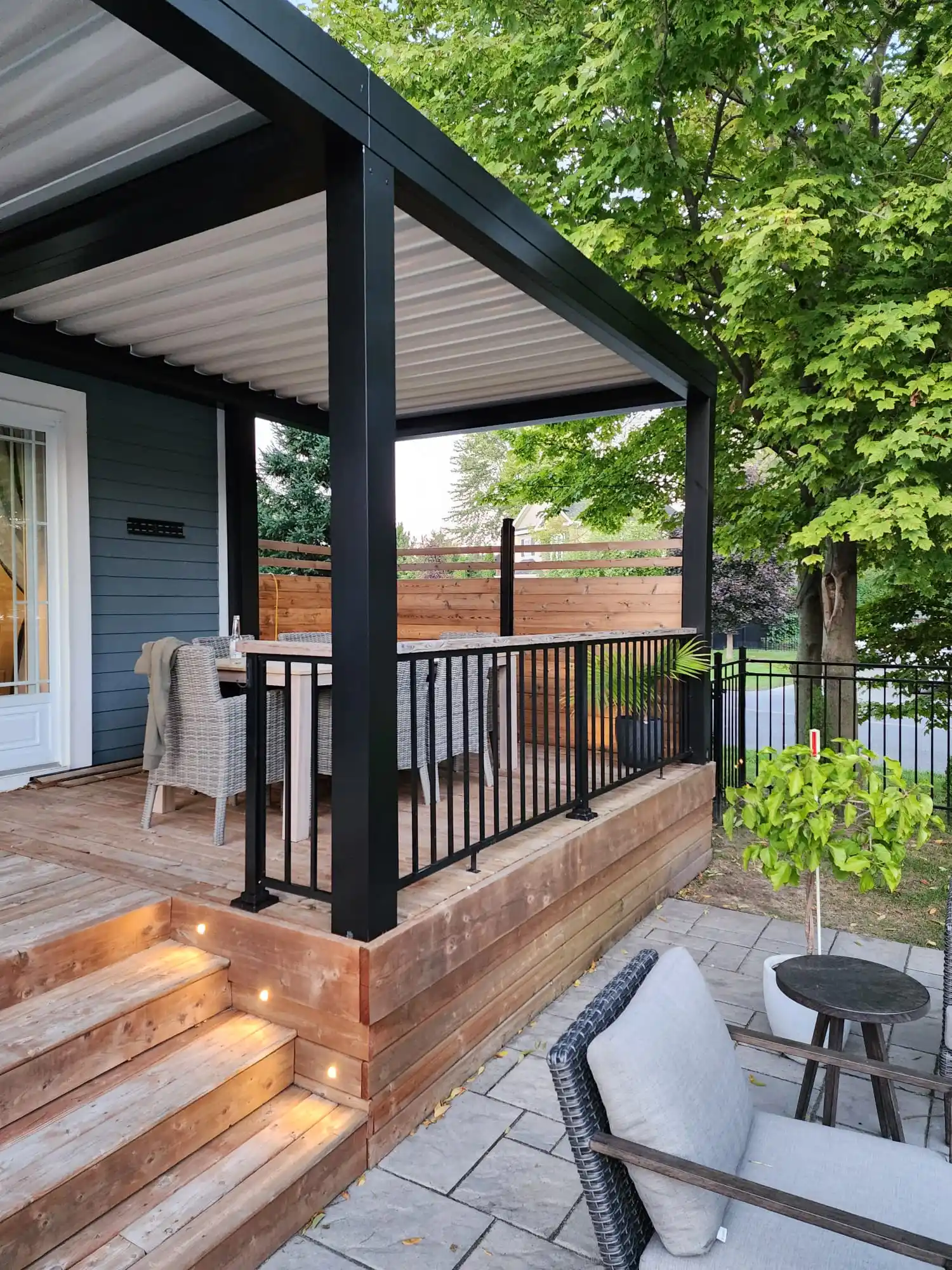 Pérgola moderna con marco recubierto de polvo y madera natural tratada a presión