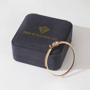 Boîte à bracelet artisanale de luxe, boîte à bijoux rigide à rabat en velours, boîte cadeau floquée, plateau d'insertion pour bracelet, logo personnalisé en relief, OEM - Product Image 6