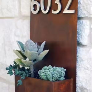 Jardinière murale rustique en acier Corten écologique avec affichage des numéros/plantes pour la maison et le jardin - Product Image 1