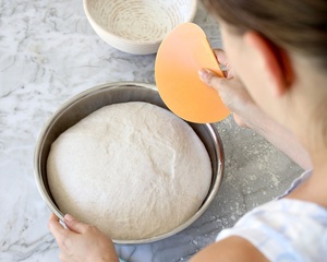 Bol à pâte en plastique souple, de qualité alimentaire demi-lune grattoir, outil de cuisine de ramassage 1 pièce - Product Image 2