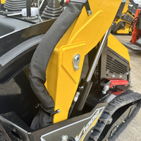 V1000 Skid Steer Euro5 Efisien, Laris Manis Sekarang, Daya Tahan Lama & Perawatan Rendah dengan Sistem Bucket 4-in-1 Beroda Rantai