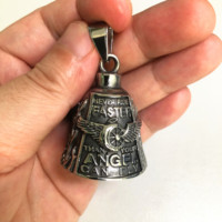 Porte-clés pendentif clochette de casque de moto style punk avec logo personnalisé, motif Gremlin Wheel Guardian Bell et aile d'ange, idéal pour cadeau de mariage ou de fête
