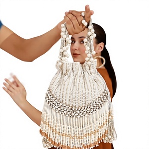 Sac de soirée perlé fait main, pochette élégante en forme de seau avec perles et franges dorées pour mariage et fête - Product Image 1