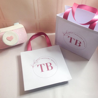 Emballage de sacs en papier personnalisé Vente en gros Sac en papier recyclable de luxe imprimé Sac en papier de haute qualité pour vêtements avec poignée