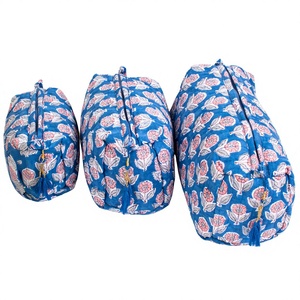 Sac de maquillage matelassé de voyage en coton biologique réutilisable, imprimé à la main, résistant à l'eau, pour femmes, vente en gros - Product Image 1
