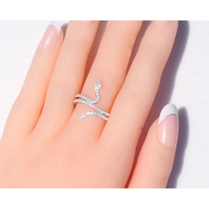 Anello di Diamanti F132 in Oro Bianco, Taglio Brillante Rotondo, Colore D Naturale, Gioiello di Lusso per Fidanzamento Femminile - Product Image 3