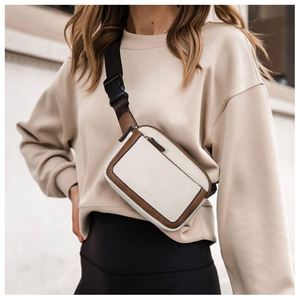 Bolsa Impermeable de Cuero para la Cintura, para Mujer, con Logotipo Personalizado, de Lujo, Bandolera, Riñonera Ajustable, para Hacer Ejercicio, Correr, o como Bolso de Pecho - Product Image 5