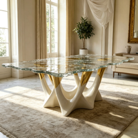 Table à manger en verre ondulé de luxe, base sculpturale artistique avec accent doré pour villa et maison de luxe