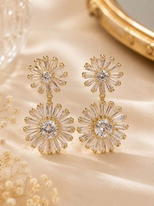Orecchini Pendenti a Fiore Placcati in Oro 18K con Cristalli, Gioielli da Donna, Regalo di Tendenza - Product Image 3