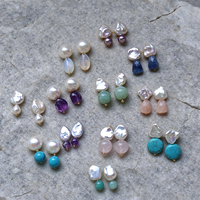 Boucles d'oreilles clous en perles baroques naturelles irrégulières faites à la main avec pierres précieuses colorées et pierres rondes en cristal naturel.