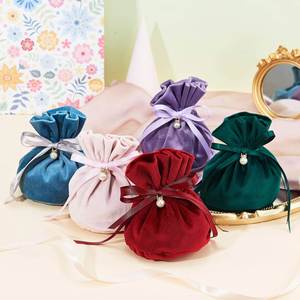 ถุงผ้ากำมะหยี่สีเขียวเข้มทรงกลมแบบมีเชือกผูก พร้อมจี้มุกเทียม สำหรับใส่ของขวัญหรือเครื่องประดับ เหมาะสำหรับงานแต่งงาน ทำจากผ้าฝ้าย - Product Image 5