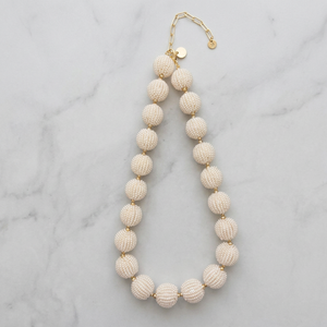Collier de perles blanches ivoire fait main Sstringz avec accent doré et perles de rocaille, bijou statement pour femme - Product Image 4