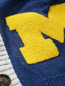 Maglione college personalizzato di fabbrica ciniglia Logo tasca maglieria di lana maglione Unisex acrilico abbottonato Lettermen maglione Cardigan