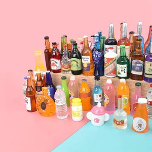 Mini botella de <span class=keywords><strong>vino</strong></span> tinto de resina, modelo de estilo moderno, casa de juego DIY, casa de muñecas, juguete, <span class=keywords><strong>precio</strong></span> bajo, botella de bebida en miniatura - Product Image 3