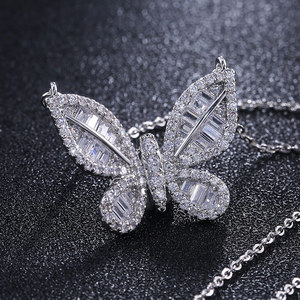 Collana con ciondolo a forma di farfalla in cristallo per donna, gioielli alla moda dallo stile dolce e minimalista - Product Image 3