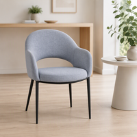 Fauteuil moderne en tissu gris clair avec dossier découpé unique et pieds en métal noir pour salon ou salle à manger