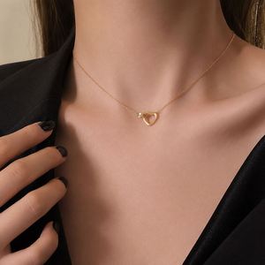 Collar con Colgante de Corazón Hueco de Acero Inoxidable con Baño de Oro de 18K para Mujer, Venta al por Mayor - Product Image 3