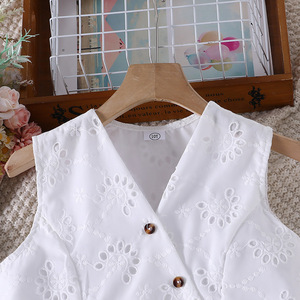 Ensemble d'été 2026 pour filles, style français haut de gamme, en polyester, avec gilet ajouré au crochet et <span class=keywords><strong>short</strong></span>, couleur unie, pour enfants - Product Image 3