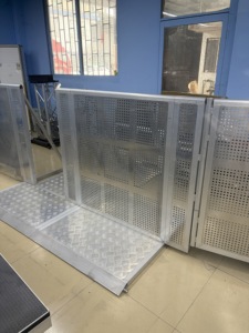 Barrière de contrôle des foules en aluminium avec structure tubulaire en fleur de prunier et emboîtement sans soudure pour scènes de concert - Product Image 1