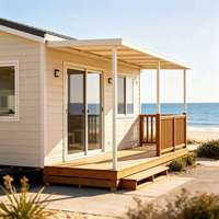 Maison mobile préfabriquée avec vue sur la plage, cabane modulaire portable avec terrasse en bois et auvent, maison de vacances de glamping en bord de mer