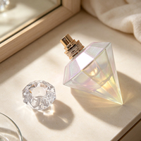 Flacon de parfum de luxe en verre en forme de diamant 100ml 3.4oz Corps irisé à facettes Collier en cristal doré Vente en gros