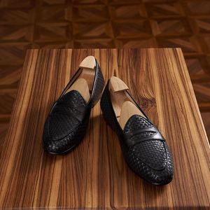 รองเท้าโลฟเฟอร์ทรงเหลี่ยมสีดำขาวสำหรับผู้ชาย พื้นยางแบบผูกเชือก ระบายอากาศได้ดี น้ำหนักเบา เหมาะสำหรับงานปาร์ตี้ ทำด้วยมือ - Product Image 2