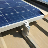 Système de montage solaire à joint surélevé pour toitures métalliques commerciales avec serre-joints, rails en aluminium et installation facile