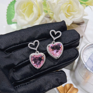 Orecchini a perno a forma di cuore rosa dolce per donna, accessori romantici con gemma grande, regalo per feste e uso quotidiano - Product Image 1