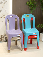 Chaise de salle à manger monobloc en plastique épaissi, style luxe léger, pour usage commercial, avec dossier, empilable et facile à ranger, de Guangdong