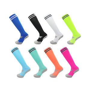 جوارب كرة قدم طويلة للرجال مضادة للانزلاق وماصة للعرق بتصميم مخطط وسعر المصنع - Product Image 6