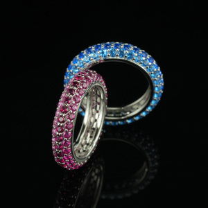 Anillo Clásico Goldleaf de Plata 925 con 3 Hileras de Moissanita, Anillos de Boda con Diamantes de Moissanita Redondos Rojos y Azules, Chapado en Rodio - Product Image 5