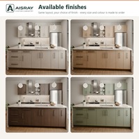 Meuble de cuisine moderne en chêne blanc avec portes à battants, aménagement en îlot, dimensions personnalisées, boîtes en panneaux mélaminés et rangement coulissant