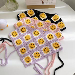 رباط رأس مثلث من الكروشيه للنساء من أعلى المنتجات مبيعًا رباط شعر محاك يدويًا مزين بشكل عباد الشمس وإبداعي مزين بفرشاة وجه مبتسم - Product Image 1