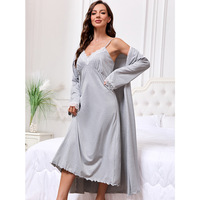 Ensemble de nuit élégant pour femme : Robe de chambre et nuisette à col en V avec dentelle, et peignoir assorti à manches longues – Lingerie de nuit sexy deux pièces