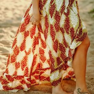 Robes maxi fendues à imprimé hawaïen de luxe conçues par le fabricant, robes en rayonne personnalisées à épaules dénudées - Product Image 5