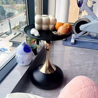 Table d'appoint de luxe moderne avec plateau en acrylique et base en métal en forme de tulipe, meubles de salon pour hôtels, salons et salles d'attente