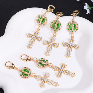 Porte-clés Croix Crucifix en Métal Doré avec Strass et Cristaux, Pendentif Religieux Jésus Catholique Scintillant - Product Image 3
