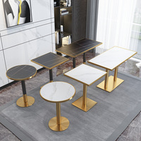 Table de salle à manger multifonctionnelle personnalisable en ardoise marbrée à bords dorés pour restaurant occidental de luxe léger et hôtel, avec chaises