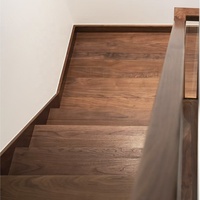 Rampe et marches d'escalier en bois massif personnalisables, design moderne avec finition chêne foncé ouvert, durables pour villas et hôtels