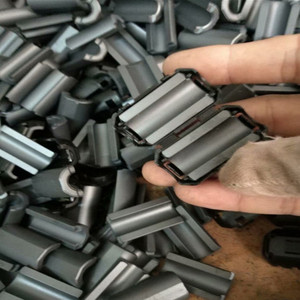 2025 Nhà Máy Bán Buôn <span class=keywords><strong>Ferrite</strong></span> <span class=keywords><strong>Core</strong></span> Scrc <span class=keywords><strong>Ferrite</strong></span> Kẹp Vòng Từ <span class=keywords><strong>Core</strong></span> Cho EMI Nhựa Màu Đen Nhà Ở Cho Dễ Dàng Cài Đặt - Product Image 5