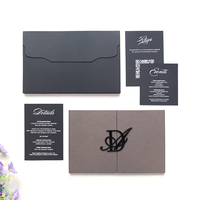 Invitation de mariage haut de gamme à trois volets, couverture rigide métallique bronze scintillant, avec enveloppe en acrylique noir et logo en relief, et carte en papier.