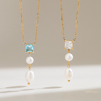 Collier en acier inoxydable plaqué or 18 carats avec zircone carrée, perle d'eau douce ovale et chaîne à trois niveaux