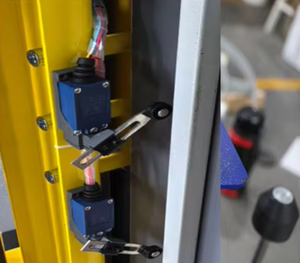 Máquina Eléctrica Semiautomática para Envolver Equipaje de Aeropuerto con Film Estirable, Control PLC, Cinta Transportadora, Fácil Operación, para Textiles, Ropa y Alimentos - Product Image 6