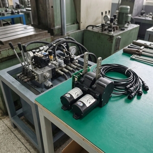 Kit moteur proportionnel XL-01 DC24V 120W 450N 450mm étanche pour applications hydrauliques - Product Image 1
