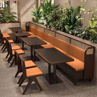 Canapé de restaurant moderne et écologique avec structure en bois massif et dossier en cuir et rotin tressé pour usage en café et restaurant