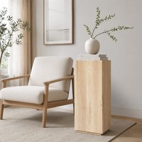 Table basse en bois rustique de style farmhouse avec finition vieillie, idéale pour la décoration d'un salon spacieux