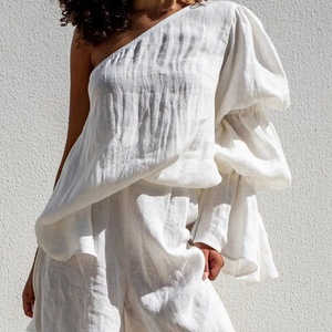 Blusa de un solo hombro de mezcla de lino de corte holgado, estilo informal, con diseño irregular y artesanal, ideal para vacaciones. - Product Image 2
