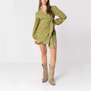Abito Verde Lime Personalizzato Primavera-Estate 2026 - Vestito Avvolgente <span class=keywords><strong>e</strong></span> Annodabile in Jacquard con Fiocco <span class=keywords><strong>e</strong></span> Orlo a Volant, Produzione Diretta dalla Fabbrica Cinese per OEM/ODM - Product Image 1