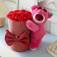 Bouquet d'ours fraise, bouquet de roses éternelles en peluche, seau à câlins, cadeau d'anniversaire et de remise de diplôme pour petite amie, Saint-Valentin artificiel